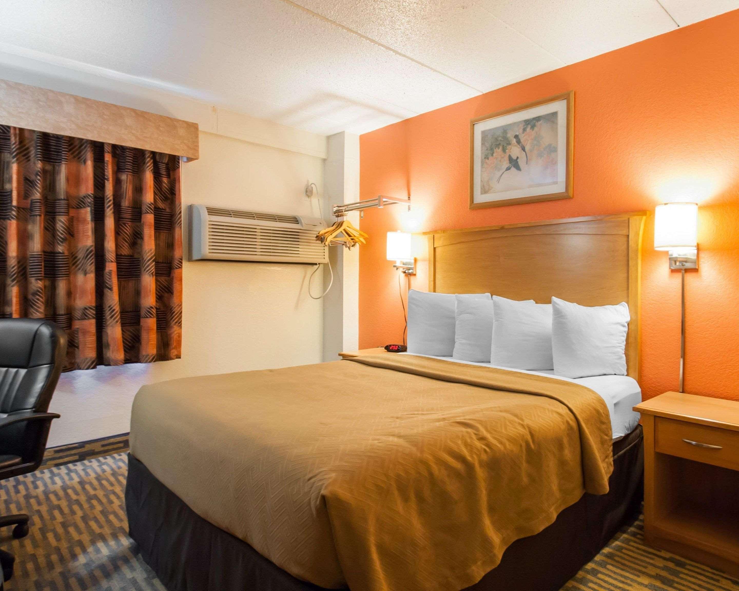 Lodge Econo Kansas Downtown North *